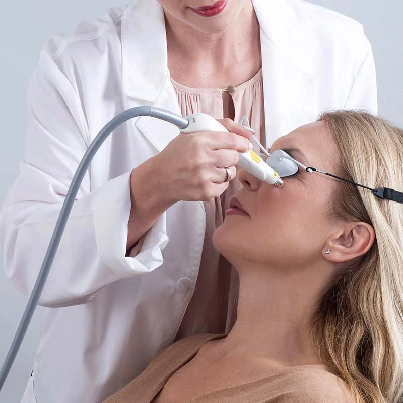 doctor applying cool gel for optilight